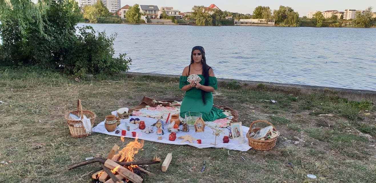 Ana Maria pregătind ritualul la marginea apei