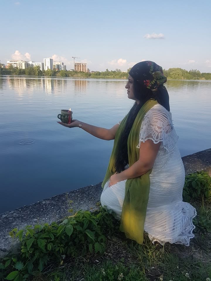 Ana Maria lângă apă, în timpul unui ritual de curățare