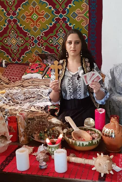 Tămăduitoarea Ana Maria cu crucea și cărțile de tarot